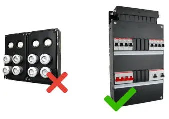 Vieux tableau à fusibles barré en rouge et panneau électrique moderne validé en vert.